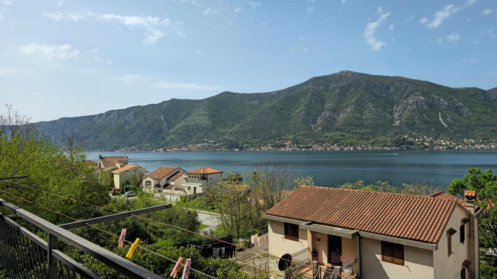 Modern Seaside Escape - Stunning Sea View - Private & Stylish Apartment Kotor Bagian luar foto